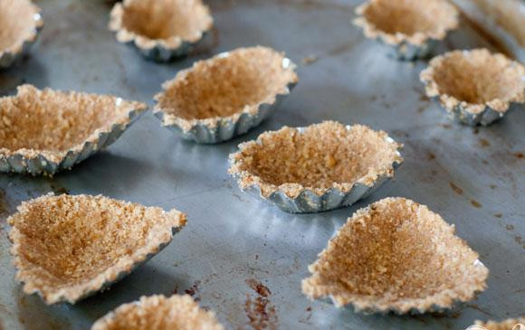 1. Этап. Пирожные с лаймом: 4. Выложить приготовленную массу в форму для пирожных, прижимая к поверхности. Запекать в духовке до золотистого цвета, приблизительно 10-12 минут (15-18 минут для пирога). Дать полностью остыть.