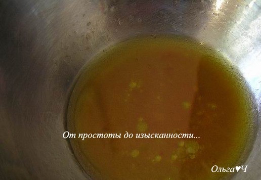 1. Этап. Овощной салат с кальмарами: Для заправки смешайте оливковое масло, сок лимона и мятный сироп.