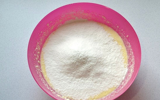 1. Этап. Торт Витязь: Всыпаем просеянную муку и соду, продолжаем взбивать до однородности.