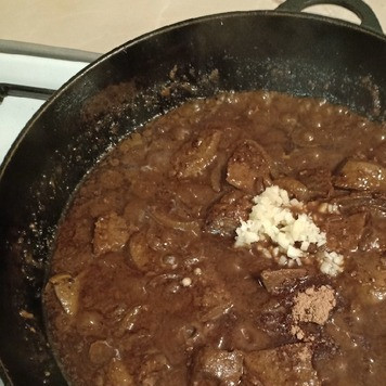 1. Этап. Печень говяжья с луком: Добавить весь перец, мускатный орех, измельченный чеснок, соль и готовить еще 2 минуты.