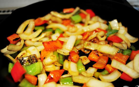 1. Этап. Кесадилья с креветками: 2. Нарезать овощи на крупные куски. Нагреть сковороду на огне и добавить оливковое масло. Готовить овощи на сильном огне, пока они не начнут приобретать коричневый цвет. Убрать овощи из сковороды и отложить в сторону.