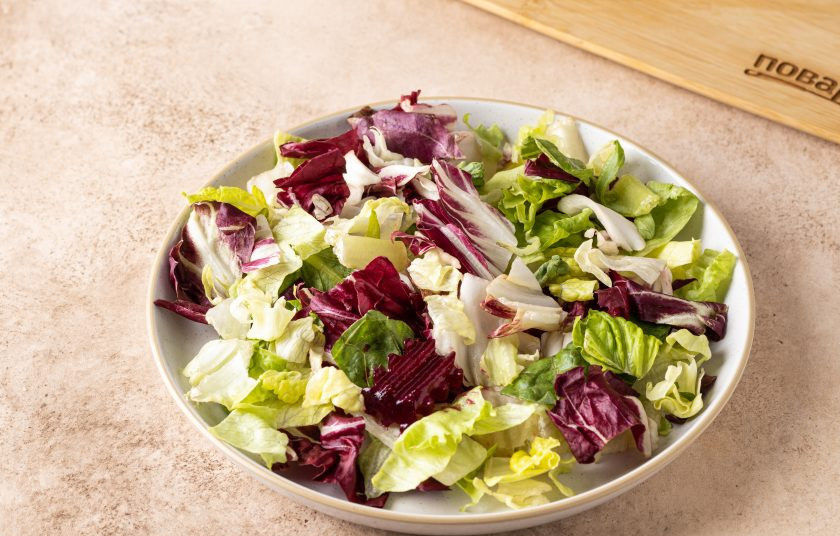 1. Этап. Свекольный салат с медовой заправкой: Выложите в тарелку салатный микс.