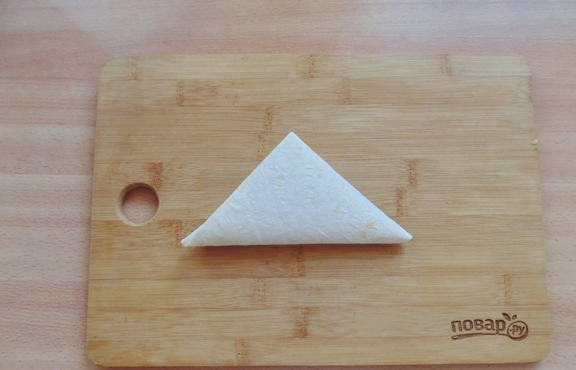 1. Этап. Ленивые пирожки с яблоками: И так до конца лаваша, пока не получите треугольный пирожок.