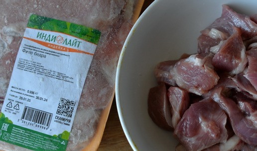 1. Этап. Тыква, фаршированная овощным рагу с индейкой: Для приготовления этого блюда нам понадобится филе индейки. У меня - филе бедра индейки ТМ Индилайт. Режем филе небольшими кусочками.