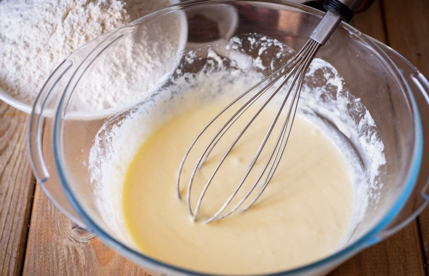 1. Этап. Рогалики с корицей: Венчиком активно перемешайте эти ингредиенты до получения однородной смеси.