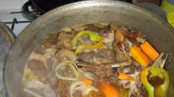 1. Этап. Шурпа из кабана: Доливаем сверху воды (чтоб чуть покрылось мясо). Добавляем порезанный помидор, морковь и картофель кубиками. Затем - лавровый лист, соль и перец по вкусу. Варим, помешивая и снимая пену. Весь процесс займет примерно 1 час.