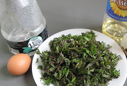 1. Этап. Салат из сныти: Подготовьте ингредиенты. Листочки сныти промойте, можно обдать их кипятком для мягкости. Яйца отварите вкрутую.