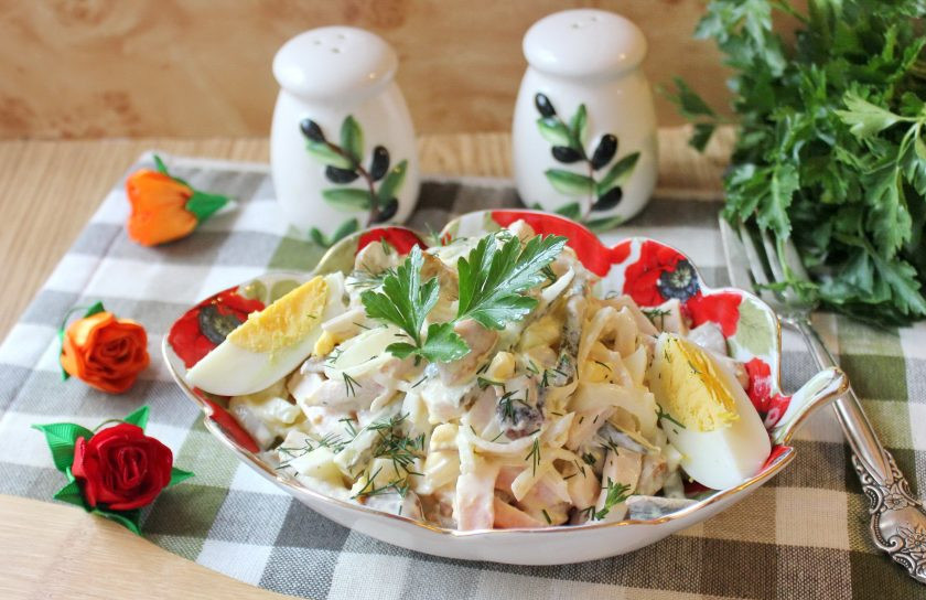 1. Этап. Салат с ветчиной и маринованными грибами: Салат с ветчиной и маринованными грибами готов.