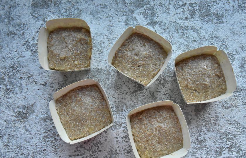 1. Этап. Банановые кексы без сахара: Заполните тестом формы для кексов на 3/4 объема.