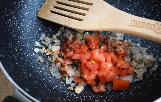 1. Этап. Кхау Пхат: Добавьте измельченные помидоры, обжарьте в течение 5 минут.