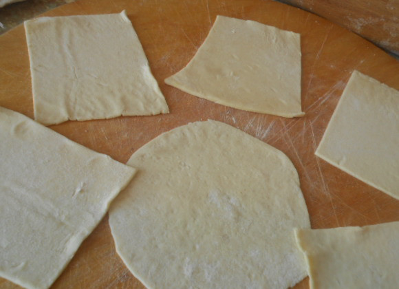 1. Этап. Слоеные конвертики: Тесто раскатать и нарезать квадратами.