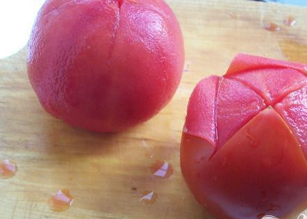 1. Этап. Испанский холодный суп: 1. Делаем крестообразные надрезы на помидорах, затем секунд на тридцать опускаем в кипяток.