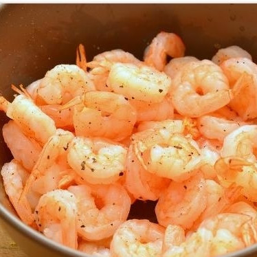 1. Этап. Салат с креветками в лаймовом соусе: Приготовим креветки: кладем их в кипящую воду, варим 1-2 минуты, откидываем на дуршлаг, солим-перчим и отправляем в холодильник остывать.