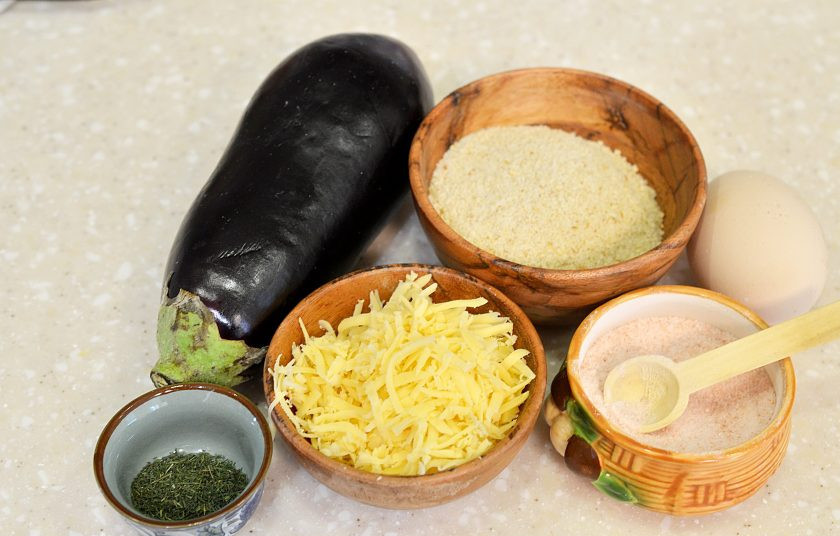 1. Этап. Палочки из баклажанов: Подготовьте ингредиенты.