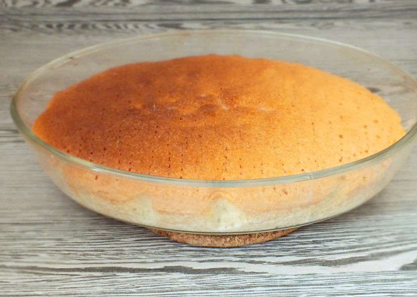 1. Этап. Пирог Три молока: Оставьте пропитываться пирог на 5-6 часов, в идеале на ночь.