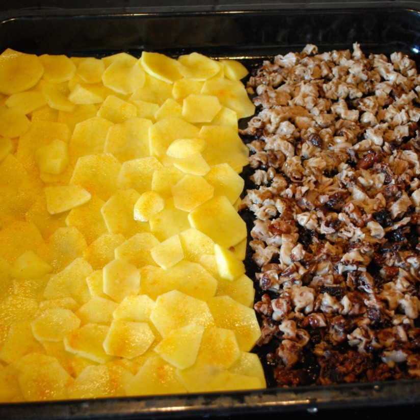 1. Этап. Картошка со сморчками в духовке: Картошку очистите и порежьте на колечки. Отварные сморчки порежьте мелко. Выложите на противень картошку и грибы. Посыпьте их специями по вкусу.