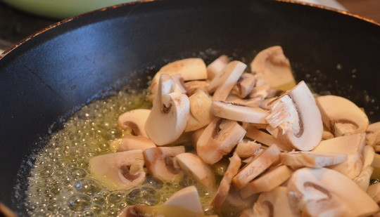 1. Этап. Сырно-грибной соус: На сковороде растопите масло, обжарьте в нем грибы.