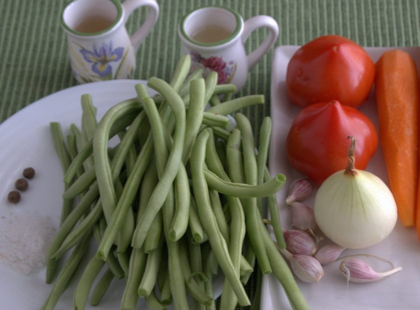1. Этап. Салат из фасоли на зиму: 1. Представленный вариант заготовки салата весьма прост. Все ингредиенты доступные, а такой салат из фасоли на зиму станет не только отличной закуской, но и альтернативой гарниру. Впервые стручковую фасоль приготовили еще в Италии, но рецептов ее приготовления существует бесчисленное количество.