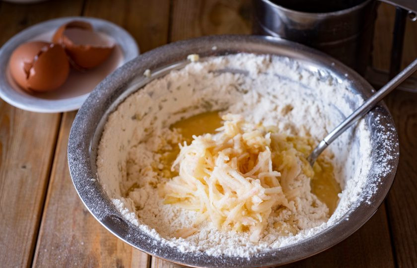 1. Этап. Яблочные кексы: Яблоки почистите от кожуры, натрите на крупную терку и добавьте их в тесто.