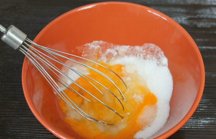 1. Этап. Мраморное печенье: В другой миске взбиваем яйца с сахаром и щепоткой соли.