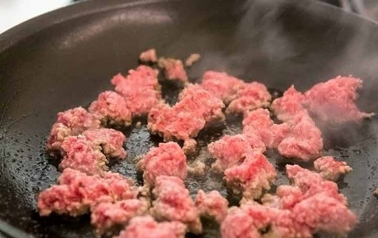 1. Этап. Бургер Неряшливый Джо: 3. Верните сковороду на огонь, выложите говяжий фарш и разомните его лопаткой.