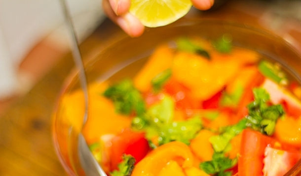 1. Этап. Салат с манго и помидорами: Собрать все ингредиенты в большой миске, сбрызнуть соком лайма.