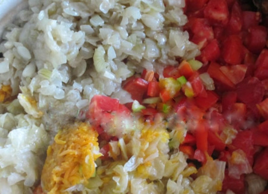 1. Этап. Зеленые щи на зиму: 5. В глубокую сковороду налейте немного расительного масла, поставьте на средний огонь, высыпьте все ингредиенты: морковь, лук, перец, помидор. Обжаривайте в течение 10-15 минут, постоянно помешивая.