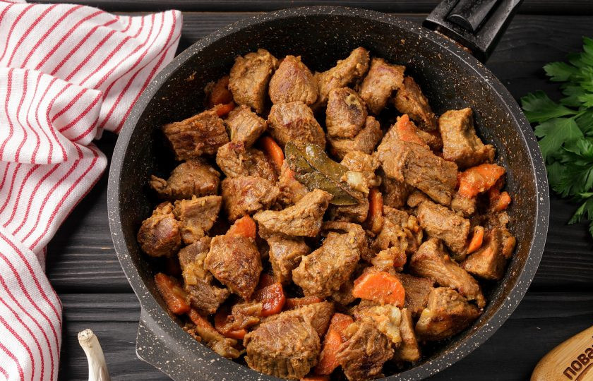 1. Этап. Говядина с зелёным горошком: Тушите под крышкой на умеренном огне почти до полного испарения жидкости.