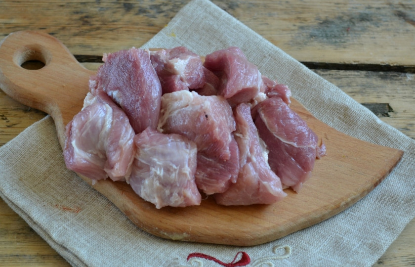 1. Этап. Свинина под соевым соусом: Мясо порежьте на небольшие кусочки. В сковороде разогрейте растительное масло, выложите в него мясо. Жарьте 10-12 минут.