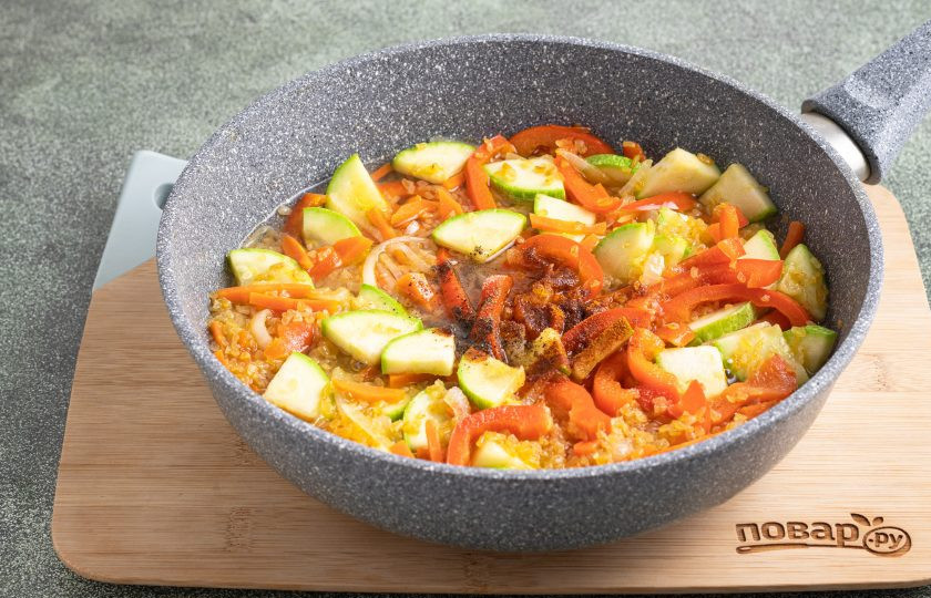 1. Этап. Булгур с кабачками, сладким перцем и фасолью: Влейте горячую воду, добавьте соль и все специи. Доведите до кипения, убавьте температуру на минимальную и готовьте под крышкой около 15 минут. За это время вода должна почти полностью выпариться, а булгур стать мягким.