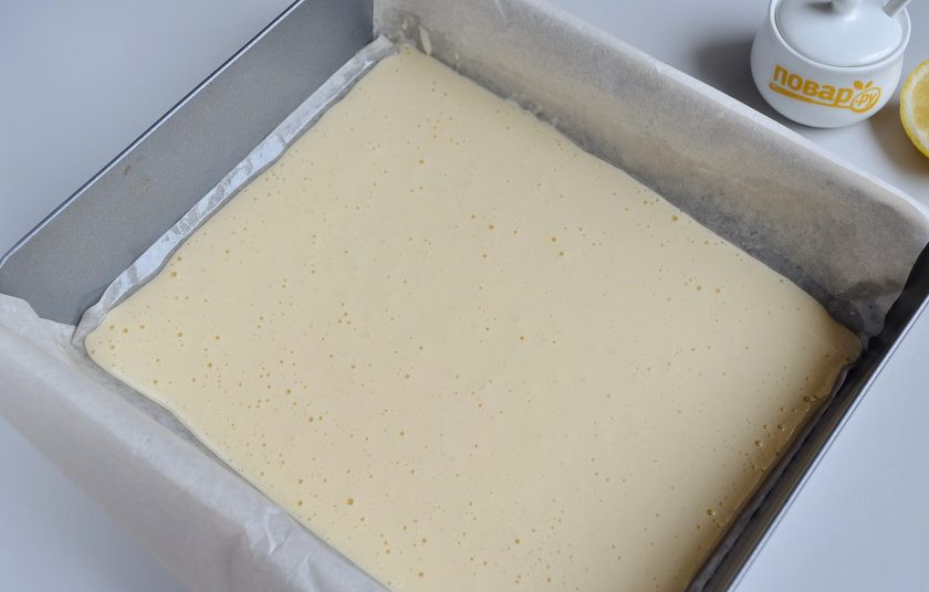 1. Этап. Бисквитный рулет Сладкий поцелуй: 6. Противень застелите пергаментом. Перелейте тесто, лопаткой разровняйте. Толщина теста не более 5 мм.