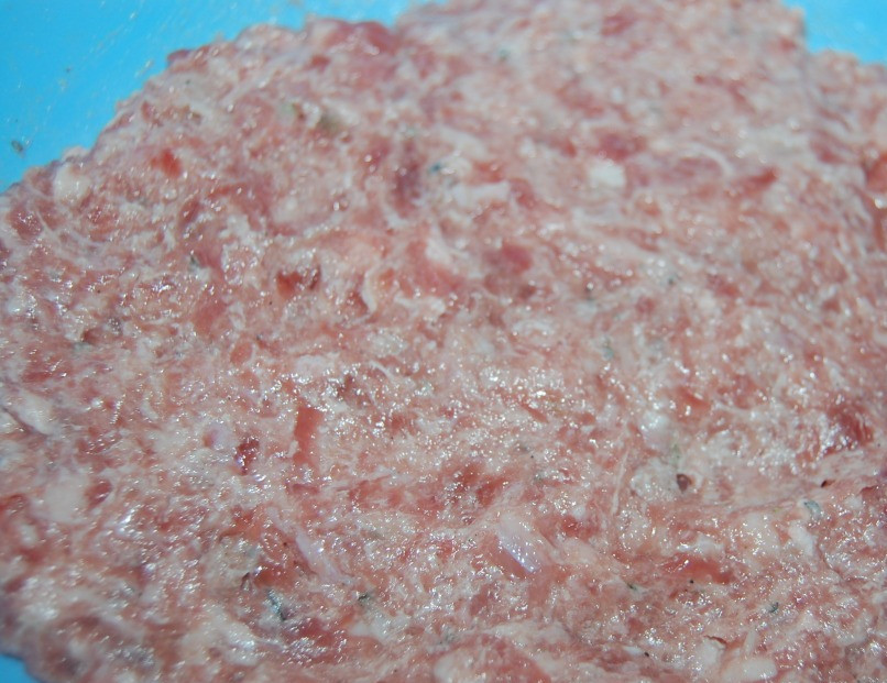 1. Этап. Грибная запеканка с картофелем: Фарш смешайте со специями и молоком и хорошо вымешайте.