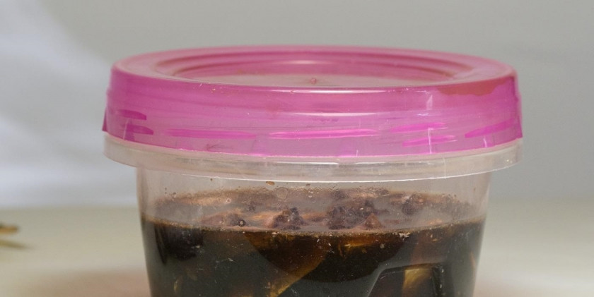 1. Этап. Тайский рыбный соус: 5. Добавляю в кипяток глутамат натрия, закрываю крышкой. Настаиваю при комнатной температуре 24 часа, периодически встряхиваю банку.