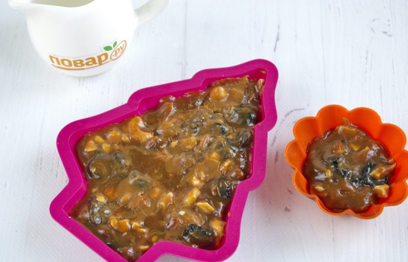 1. Этап. Ванильная помадка: Добавьте в помадку орехи и вяленую вишню, перемешайте. Выложите массу в силиконовую форму, остудите. Поставьте в холодильник на 1 час.