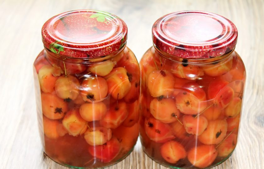 1. Этап. Маринованные ранетки на зиму: Маринад верните на огонь, доведите до кипения и влейте уксус. Снова доведите до кипения, залейте банки с ранетками и плотно закройте крышками. Переверните вверх дном и укутайте до полного остывания. Храните в прохладном, темном месте.