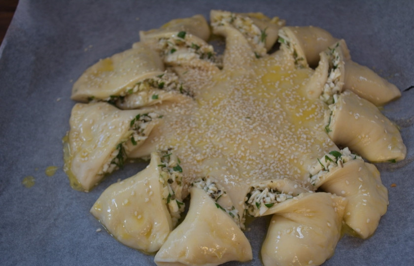 1. Этап. Пирог с зеленью и брынзой: Смазываем пирог взбитым яйцом. Посыпать кунжутом.