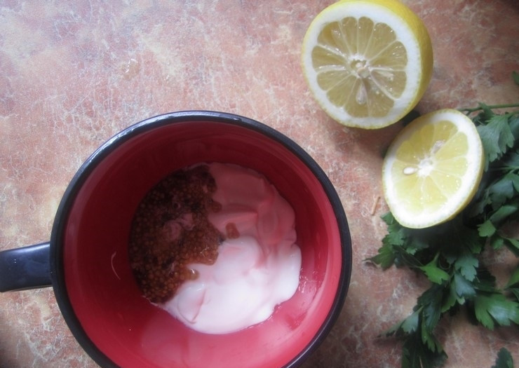 1. Этап. Салат из соленой семги: 2. Для приготовления соуса в миске смешиваю сметану с горчицей в зернах. Мою и разрезаю лимон, в миску выдавливаю сок одной половинки, перемешиваю.