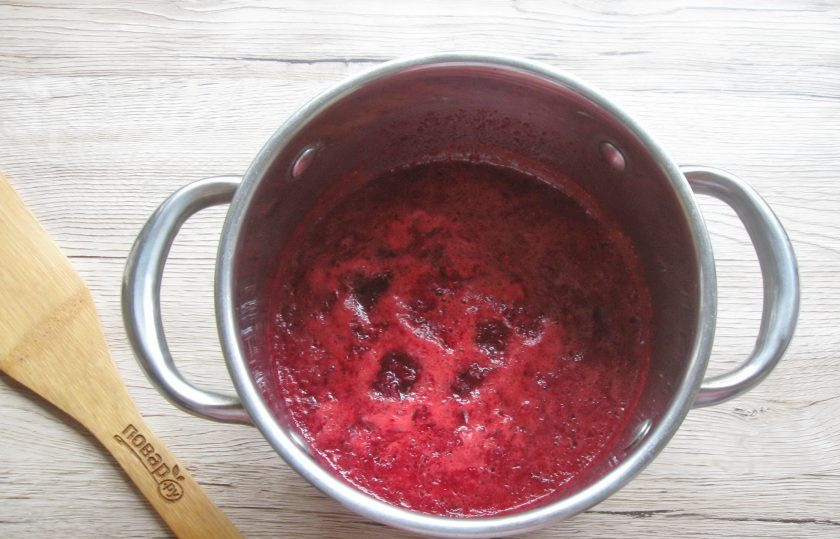 1. Этап. Конфитюр из вишни с агар-агаром: Поставьте кастрюлю на плиту и на среднем огне проварите 10 минут.