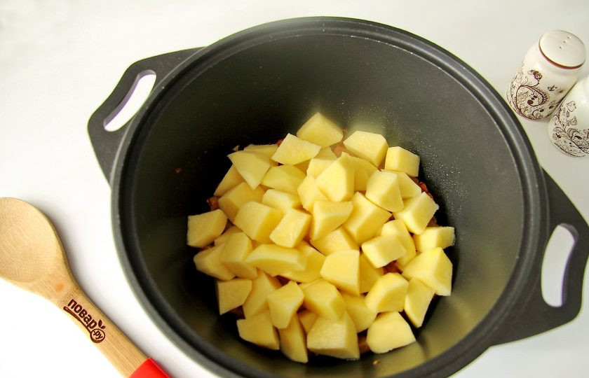 1. Этап. Рагу с краковской колбасой: Добавьте нарезанный кубиками картофель.