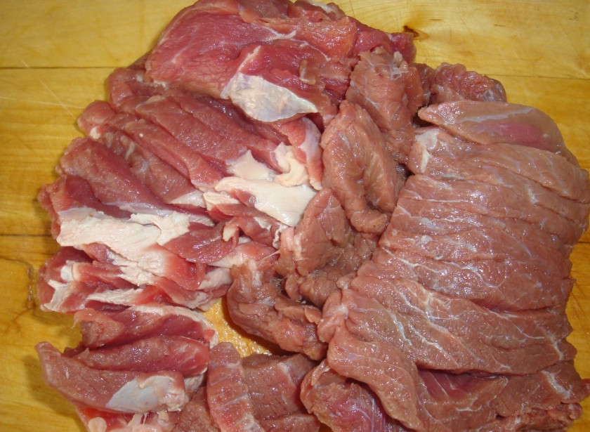 1. Этап. Говядина в мультиварке Панасоник: Говядину промойте, обсушите и порежьте тонкими полосками.