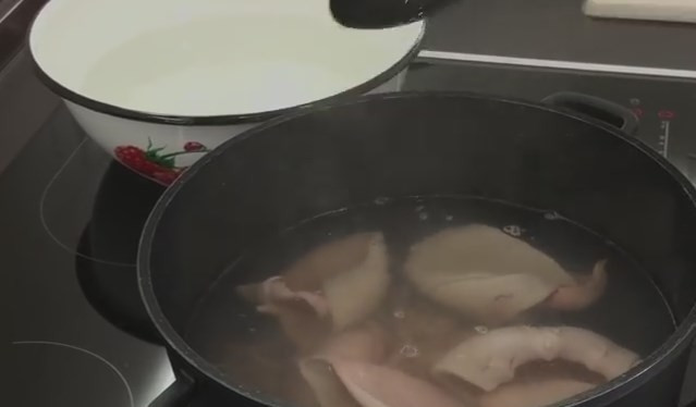 1. Этап. Салат из кальмаров с морковью по-корейски: 3. В подсоленную кипящую воду опустите очищенные кальмары. Дождитесь, пока они покипят 30 секунд, и сразу переложите в холодную воду.