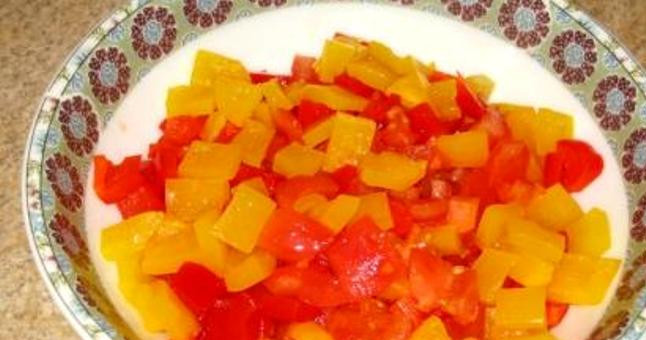 1. Этап. Овощная запеканка с фаршем: 5. Опустите овощи в кипяток на несколько минут, после чего нарежьте их мелкими кусочками.