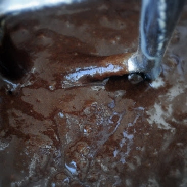 1. Этап. Кофейный торт: Охлаждаем кофе до комнатной температуры, добавляем в жидкую смесь. Затем аккуратно в жидкую смесь небольшими порциями вводим сухую. Перемешиваем до однородности.