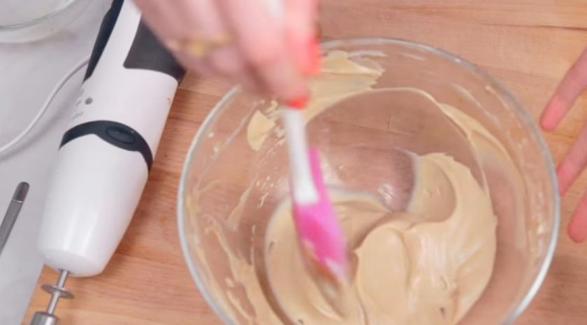 1. Этап. Нежнейший мусс Тирамису: 2. Далее добавьте взбитые сливки и аккуратно перемешайте лопаткой до однородной воздушной массы.