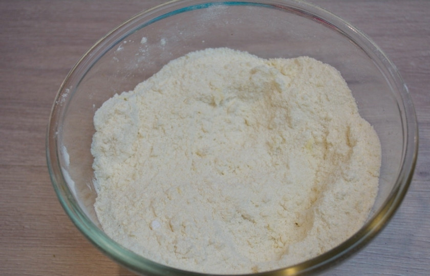 1. Этап. Тёртый пирог с яблоками: 2. Холодное сливочное масло нарежьте на небольшого размера кубики и смешайте с мучной смесью. Перетрите руками тесто с мукой. Получим мучную крошку.