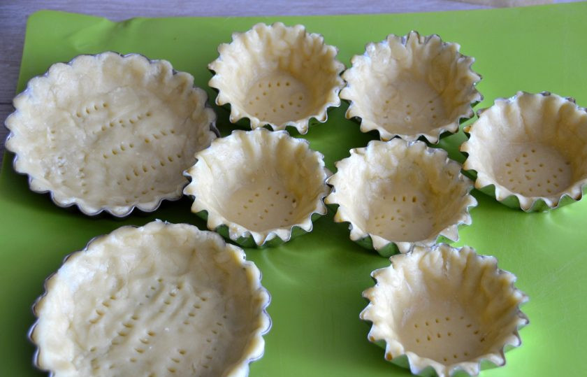 1. Этап. Пирожное Корзиночка с масляным кремом: Наколите дно корзиночек вилкой и уберите в морозильную камеру на 30 минут.