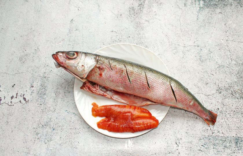 1. Этап. Красноглазка в фольге в духовке: Рыбу очистите от чешуи, удалите жабры, внутренности, икру оставьте, хорошо промойте и обсушите. Сделайте надрезы по диагонали по всей поверхности, не прорезая до конца.