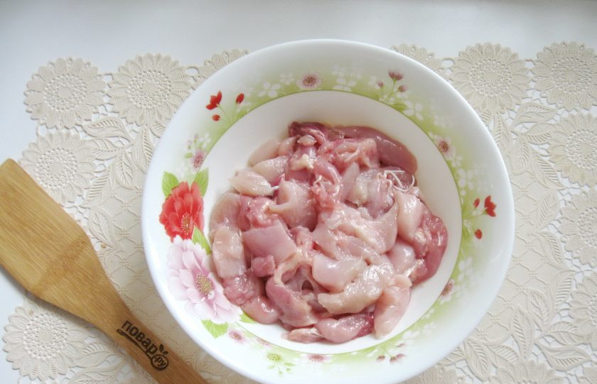 1. Этап. Ветчинная колбаса: Окорочка помойте, удалите шкурку и кости, а мякоть нарежьте. Филе куриной грудки помойте и тоже нарежьте. Выложите и то и другое в тарелку.