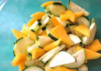 1. Этап. Салат с манго: Смешиваем дольки манго с дольками огурца.