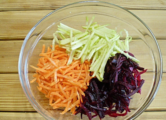 1. Этап. Овощной салат Здоровье: 5. Складывают овощи в глубокий салатник.